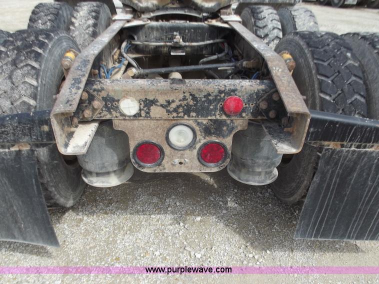 image for item D3766 2003 Freightliner Columbia CL120 semi truck