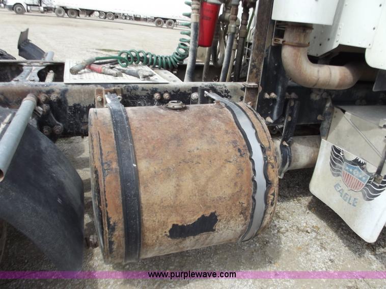 image for item D3766 2003 Freightliner Columbia CL120 semi truck