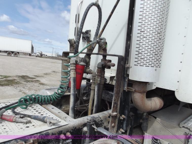 image for item D3766 2003 Freightliner Columbia CL120 semi truck