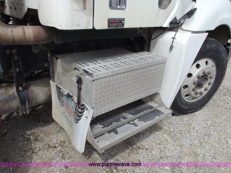 image for item D3766 2003 Freightliner Columbia CL120 semi truck