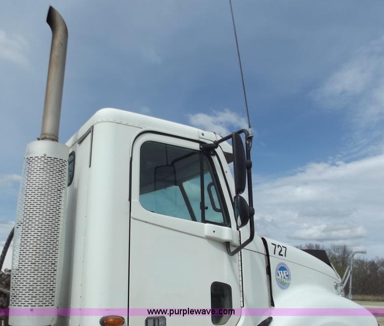 image for item D3766 2003 Freightliner Columbia CL120 semi truck