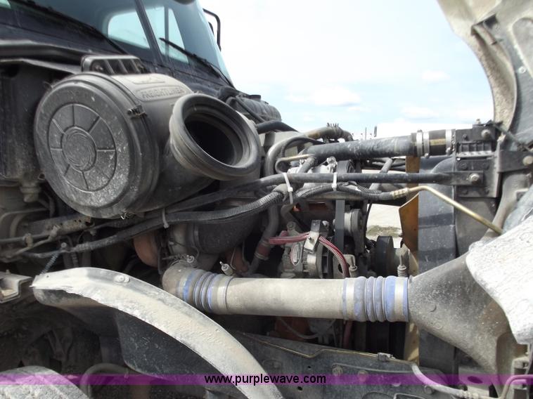 image for item D3766 2003 Freightliner Columbia CL120 semi truck