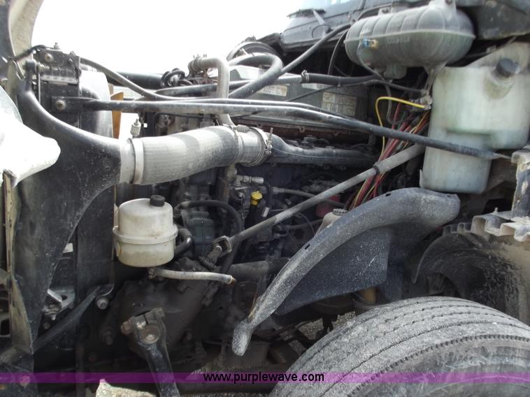 image for item D3766 2003 Freightliner Columbia CL120 semi truck