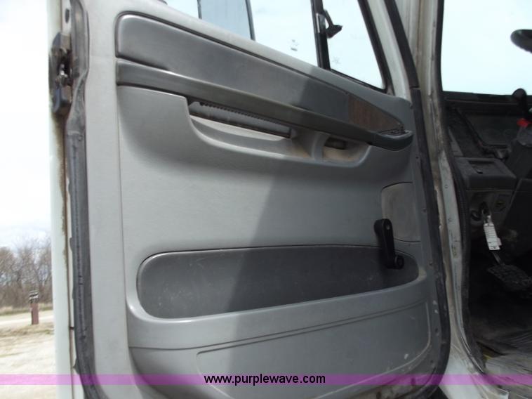 image for item D3766 2003 Freightliner Columbia CL120 semi truck