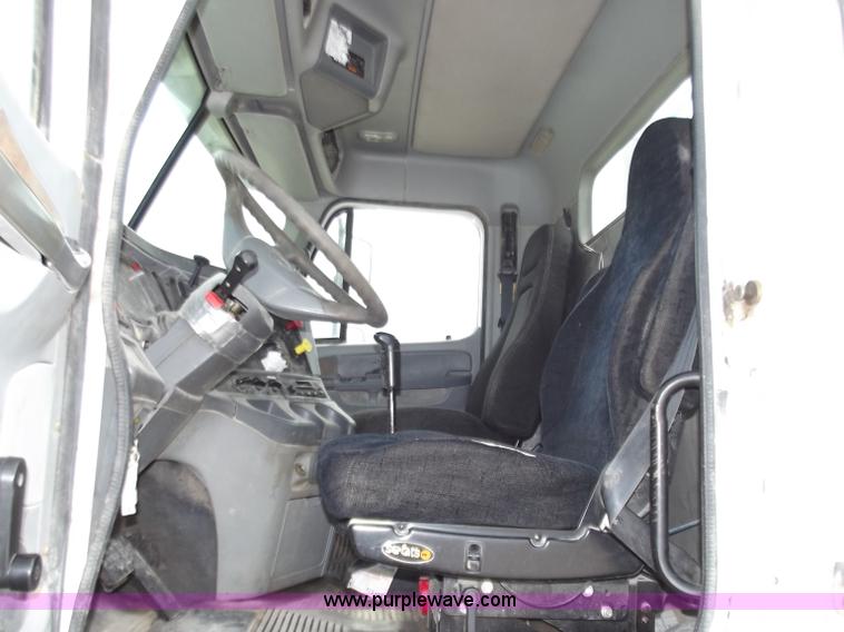 image for item D3766 2003 Freightliner Columbia CL120 semi truck