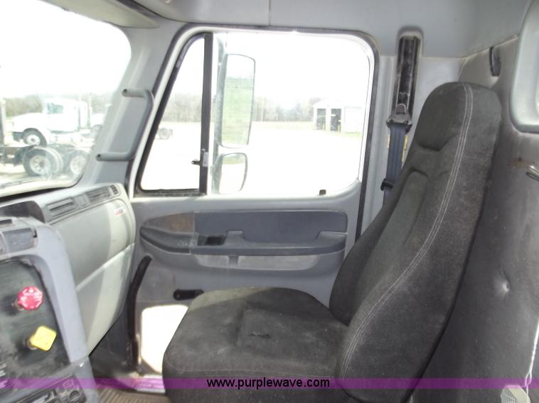 image for item D3766 2003 Freightliner Columbia CL120 semi truck