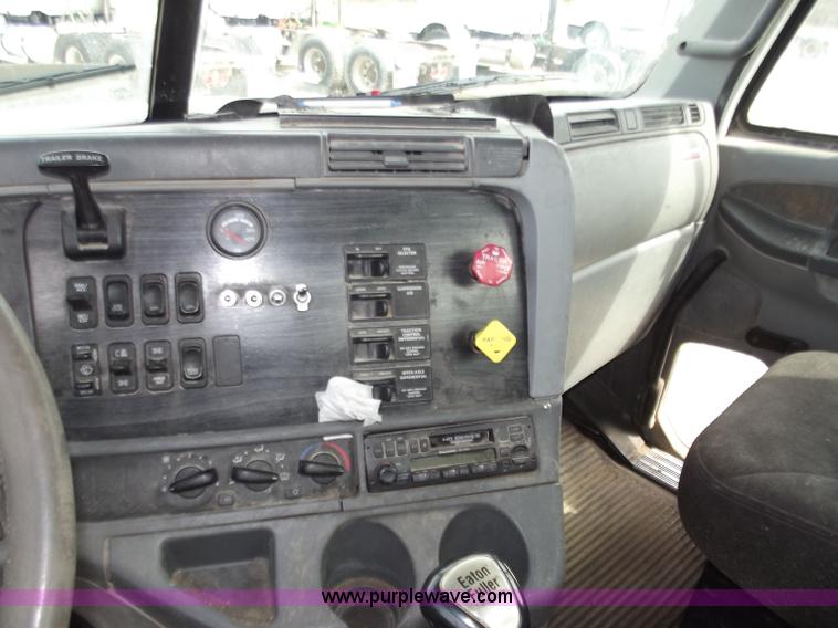 image for item D3766 2003 Freightliner Columbia CL120 semi truck