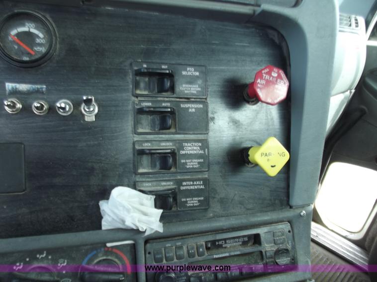 image for item D3766 2003 Freightliner Columbia CL120 semi truck