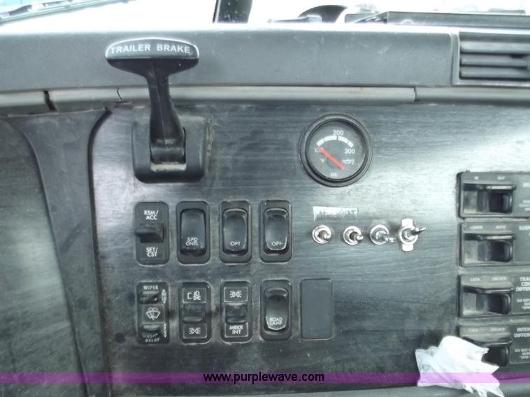 image for item D3766 2003 Freightliner Columbia CL120 semi truck