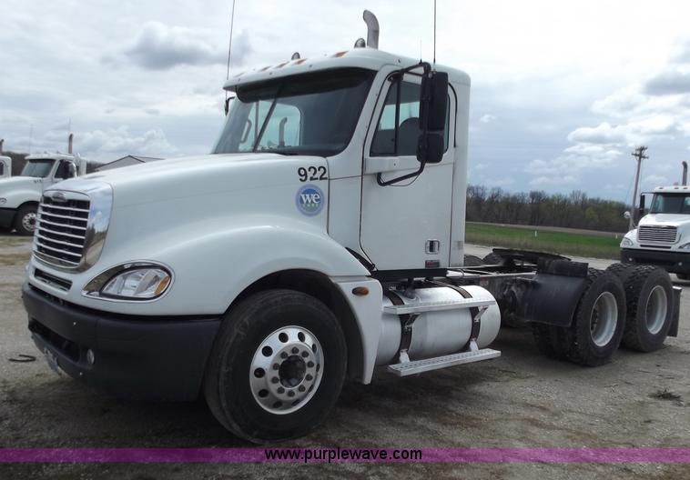 image for item D3767 2005 Freightliner Columbia CL120 semi truck