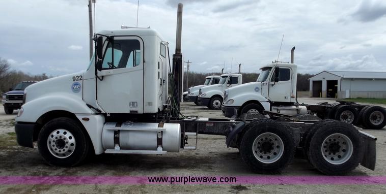 image for item D3767 2005 Freightliner Columbia CL120 semi truck