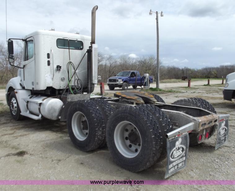 image for item D3767 2005 Freightliner Columbia CL120 semi truck