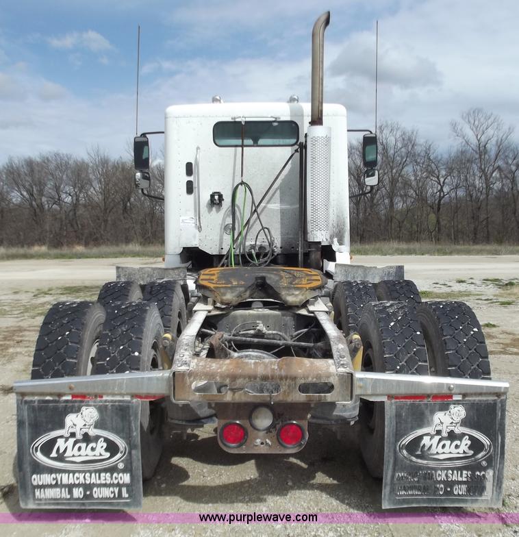 image for item D3767 2005 Freightliner Columbia CL120 semi truck