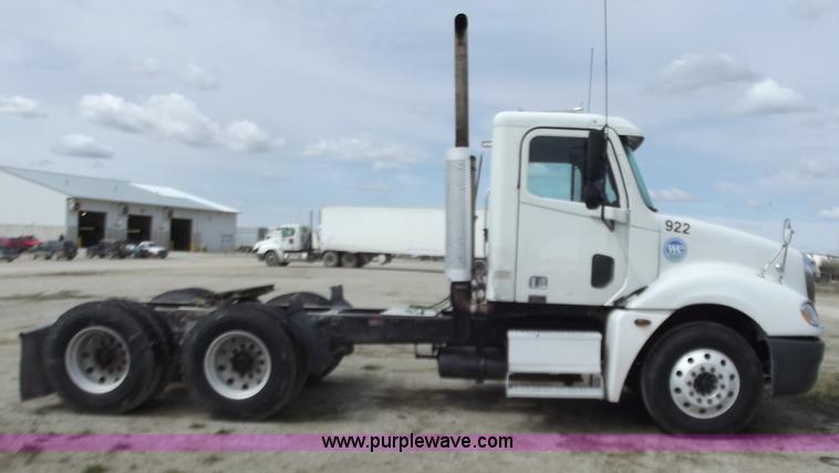 image for item D3767 2005 Freightliner Columbia CL120 semi truck