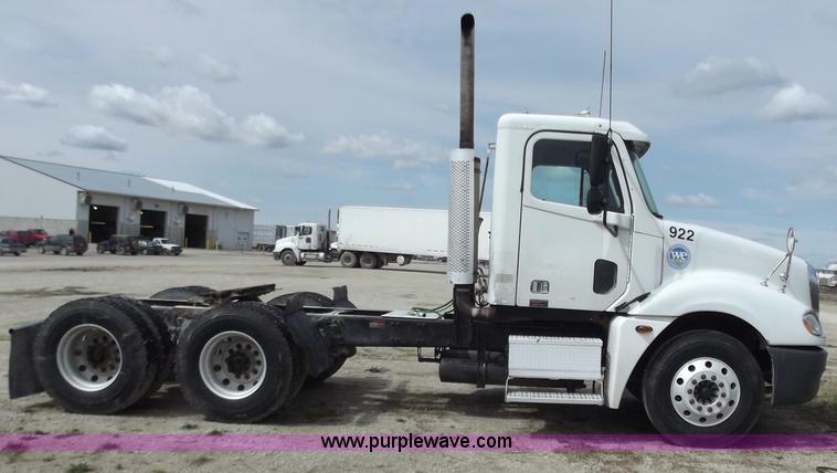 image for item D3767 2005 Freightliner Columbia CL120 semi truck