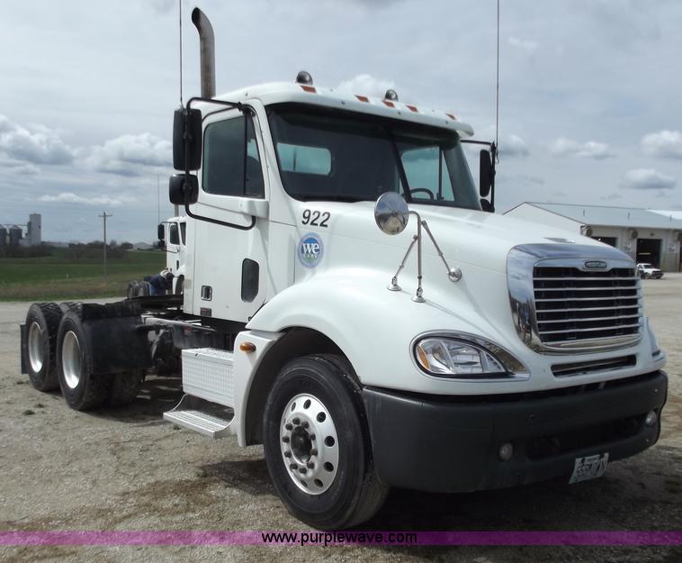image for item D3767 2005 Freightliner Columbia CL120 semi truck