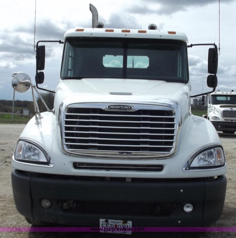 image for item D3767 2005 Freightliner Columbia CL120 semi truck