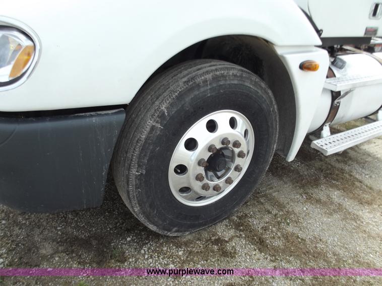 image for item D3767 2005 Freightliner Columbia CL120 semi truck