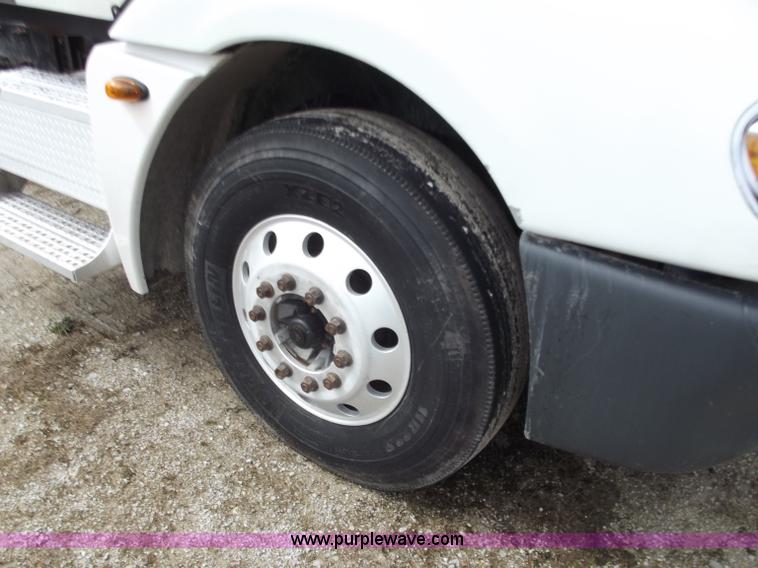 image for item D3767 2005 Freightliner Columbia CL120 semi truck