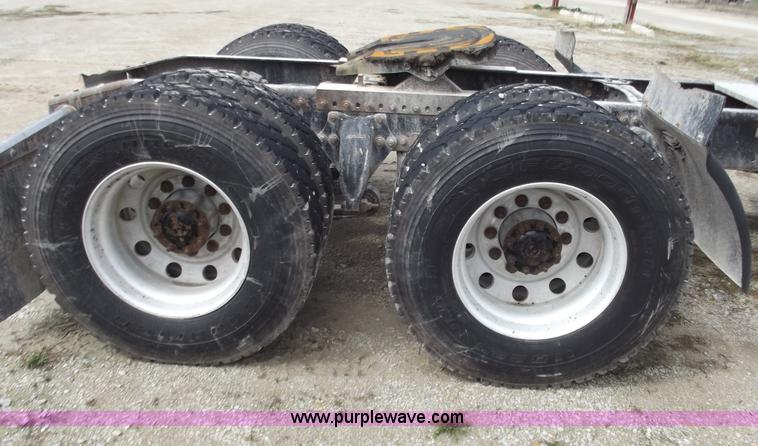 image for item D3767 2005 Freightliner Columbia CL120 semi truck