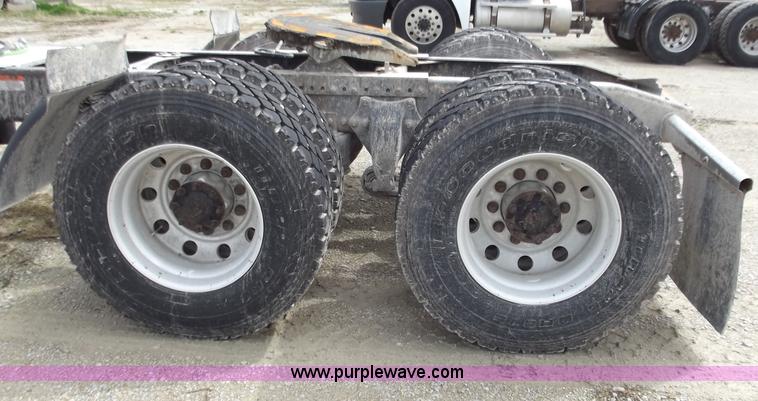 image for item D3767 2005 Freightliner Columbia CL120 semi truck