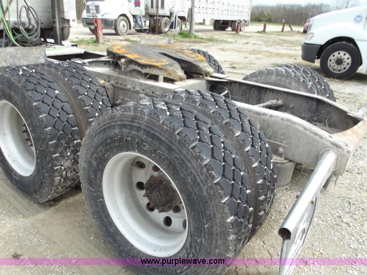 image for item D3767 2005 Freightliner Columbia CL120 semi truck