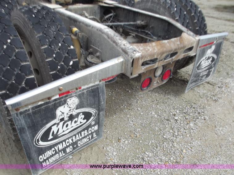 image for item D3767 2005 Freightliner Columbia CL120 semi truck