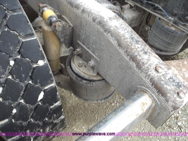 image for item D3767 2005 Freightliner Columbia CL120 semi truck