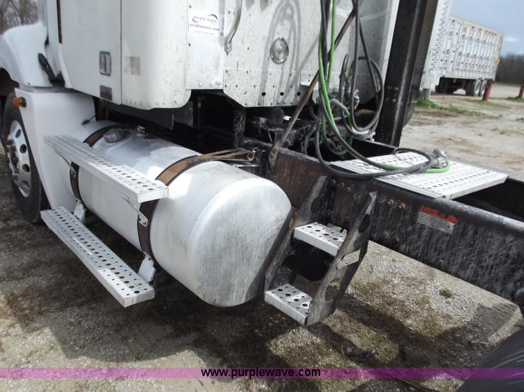 image for item D3767 2005 Freightliner Columbia CL120 semi truck