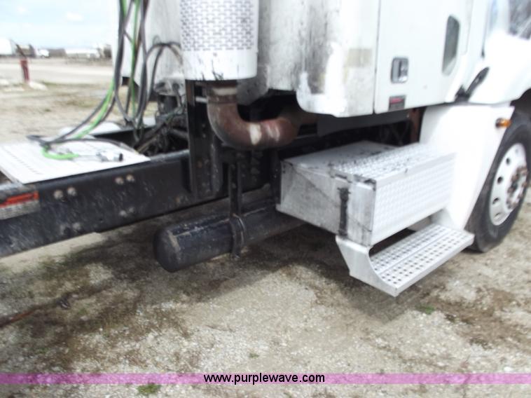 image for item D3767 2005 Freightliner Columbia CL120 semi truck