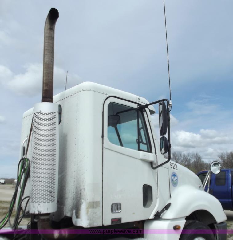 image for item D3767 2005 Freightliner Columbia CL120 semi truck