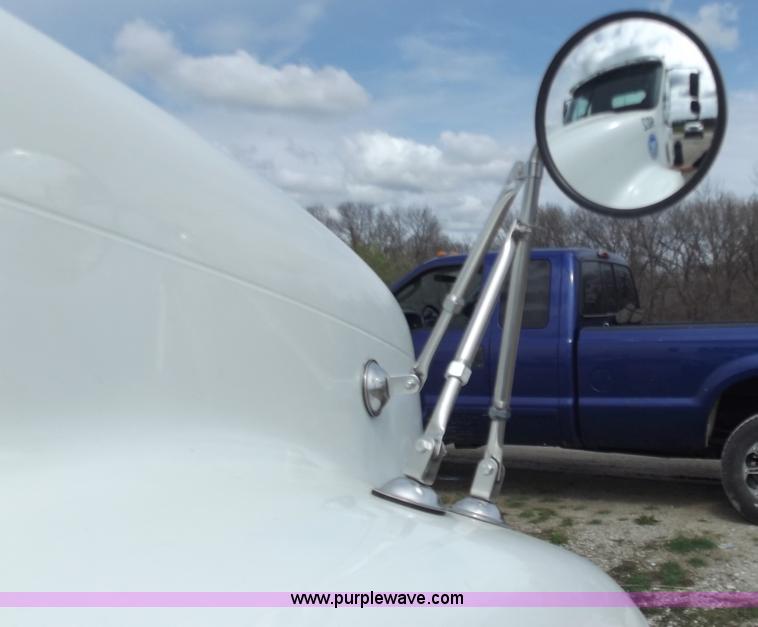 image for item D3767 2005 Freightliner Columbia CL120 semi truck