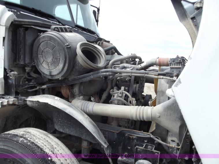 image for item D3767 2005 Freightliner Columbia CL120 semi truck