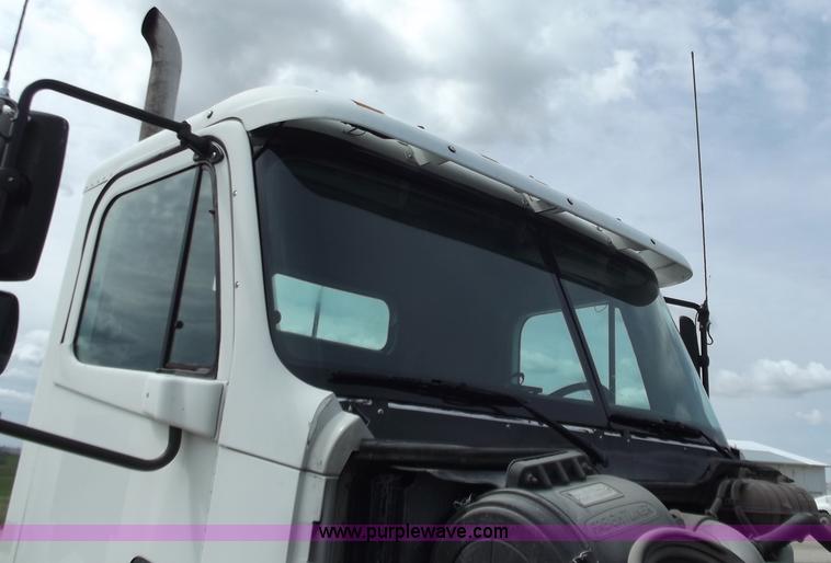 image for item D3767 2005 Freightliner Columbia CL120 semi truck