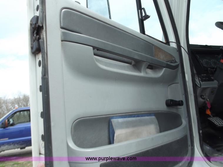 image for item D3767 2005 Freightliner Columbia CL120 semi truck