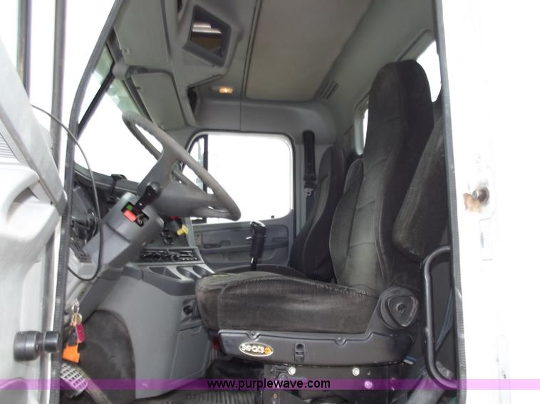image for item D3767 2005 Freightliner Columbia CL120 semi truck