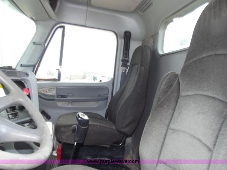 image for item D3767 2005 Freightliner Columbia CL120 semi truck