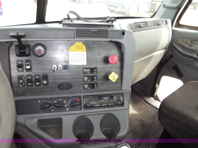 image for item D3767 2005 Freightliner Columbia CL120 semi truck