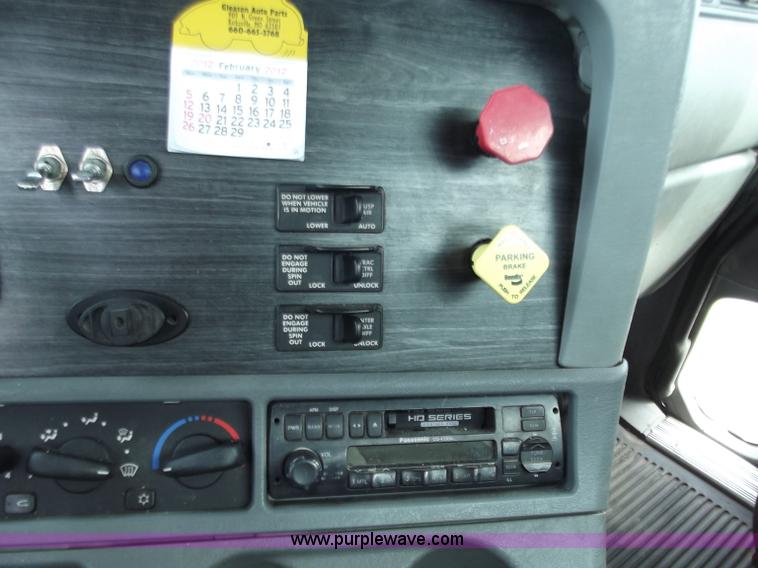 image for item D3767 2005 Freightliner Columbia CL120 semi truck