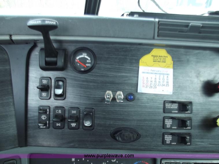 image for item D3767 2005 Freightliner Columbia CL120 semi truck