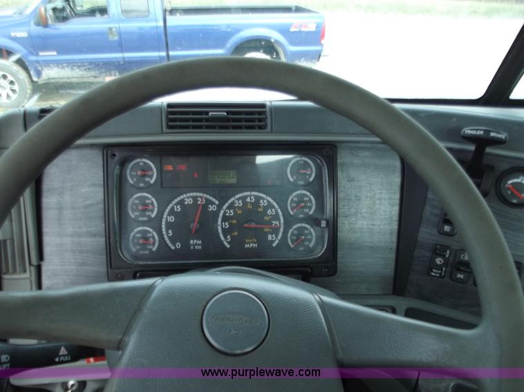 image for item D3767 2005 Freightliner Columbia CL120 semi truck