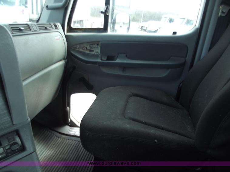 image for item D3767 2005 Freightliner Columbia CL120 semi truck