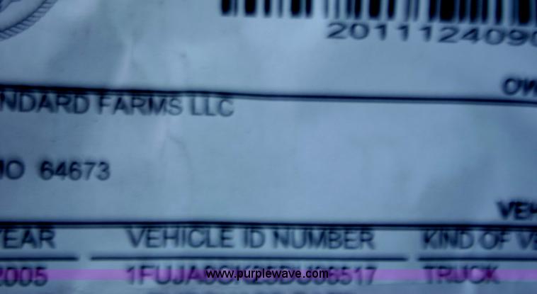 image for item D3767 2005 Freightliner Columbia CL120 semi truck