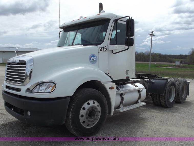 image for item D3768 2005 Freightliner Columbia CL120 semi truck