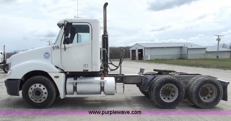 image for item D3768 2005 Freightliner Columbia CL120 semi truck