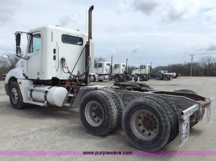 image for item D3768 2005 Freightliner Columbia CL120 semi truck