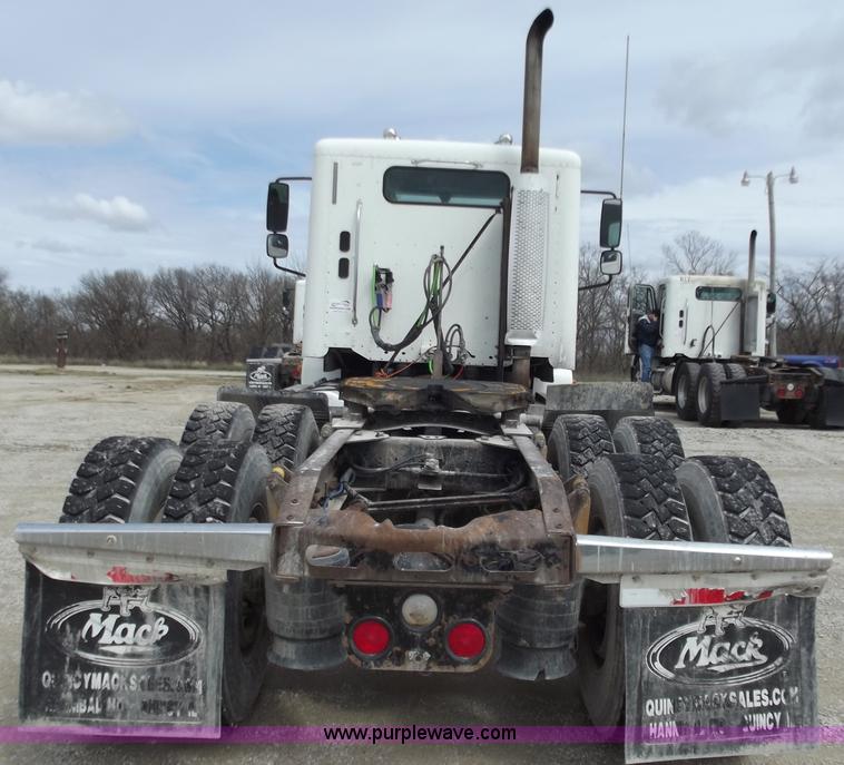 image for item D3768 2005 Freightliner Columbia CL120 semi truck