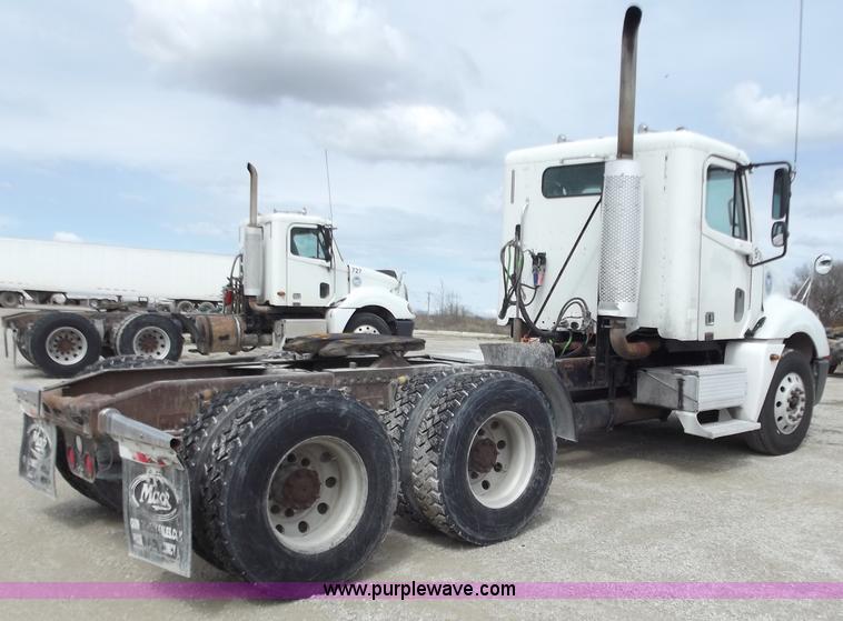 image for item D3768 2005 Freightliner Columbia CL120 semi truck