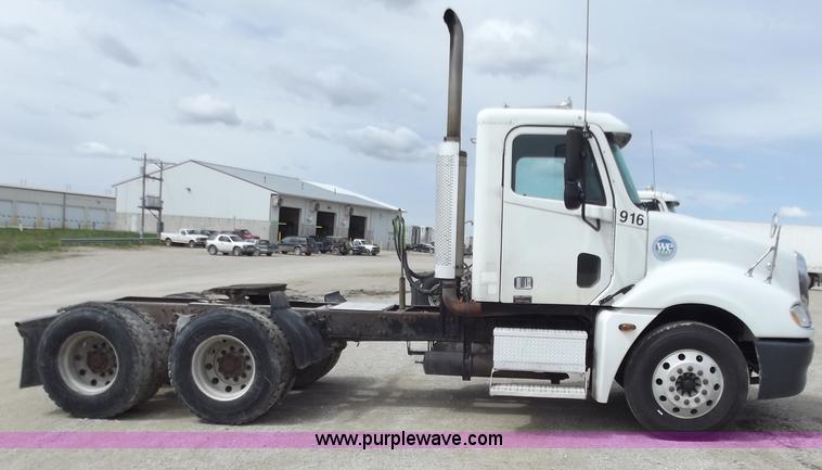 image for item D3768 2005 Freightliner Columbia CL120 semi truck