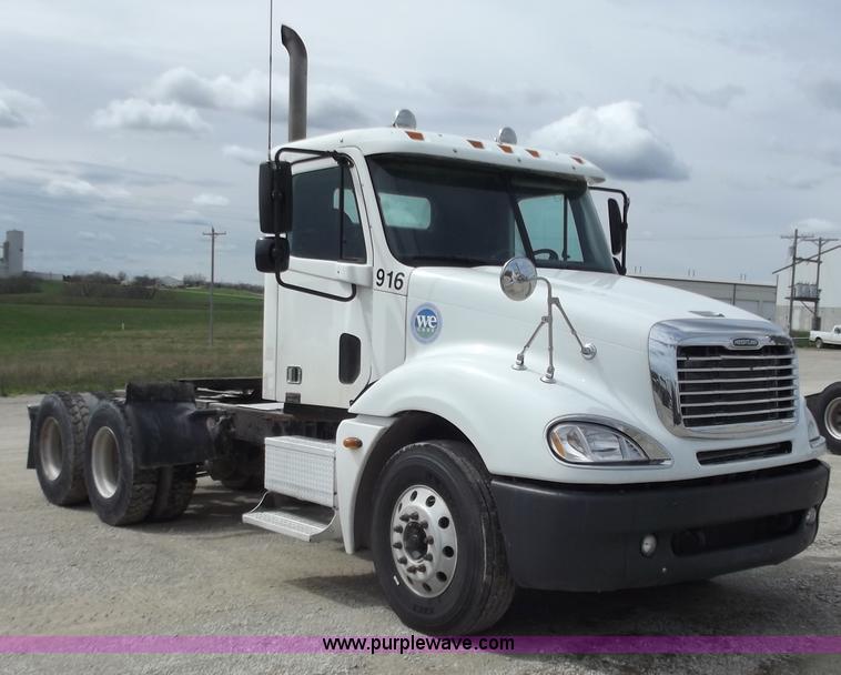 image for item D3768 2005 Freightliner Columbia CL120 semi truck